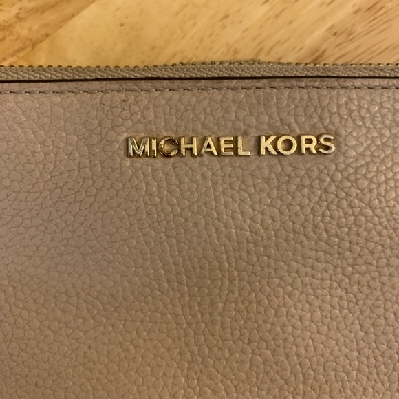 Michael Kors Cream Clutch Sleek Leather Double Zip Wristlet - Picture 2 of 9